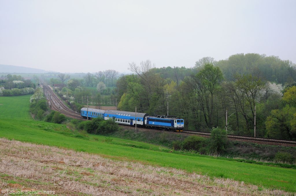 363 030 mit Os 5907 von Kolín nach Havlíčkův Brod am 29.04.2013 bei Třebešice