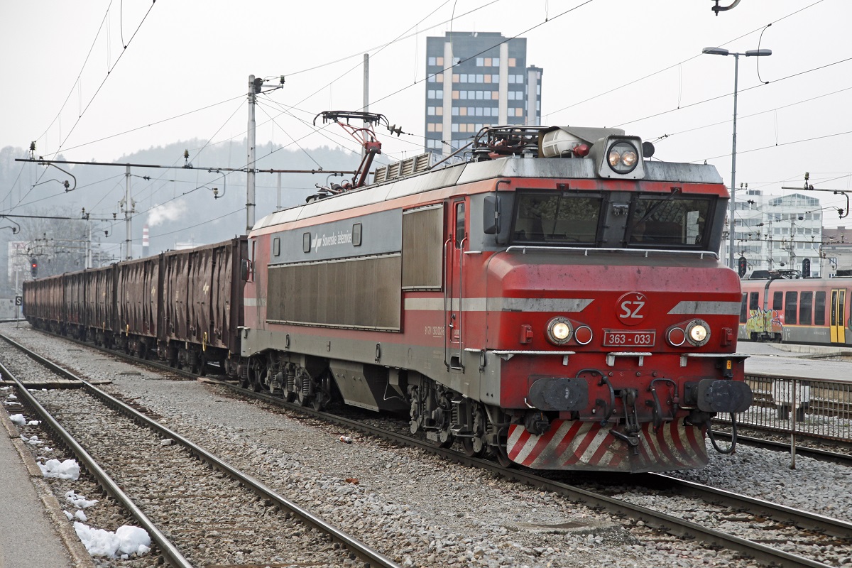 363-033 mit Güterzug in Ljubljana am 27.01.2014.