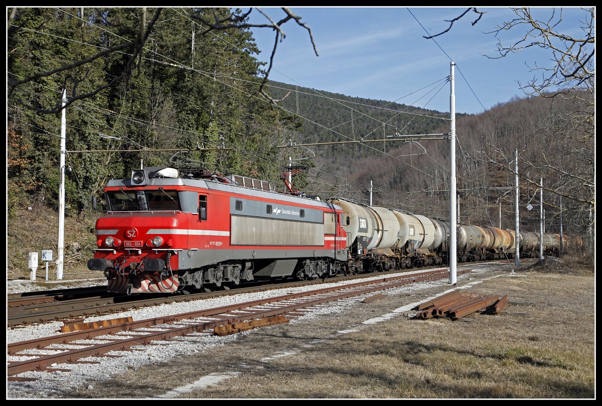 363 - 034 mit Güterzug in Gprnje Lezece am 14.02.2019.