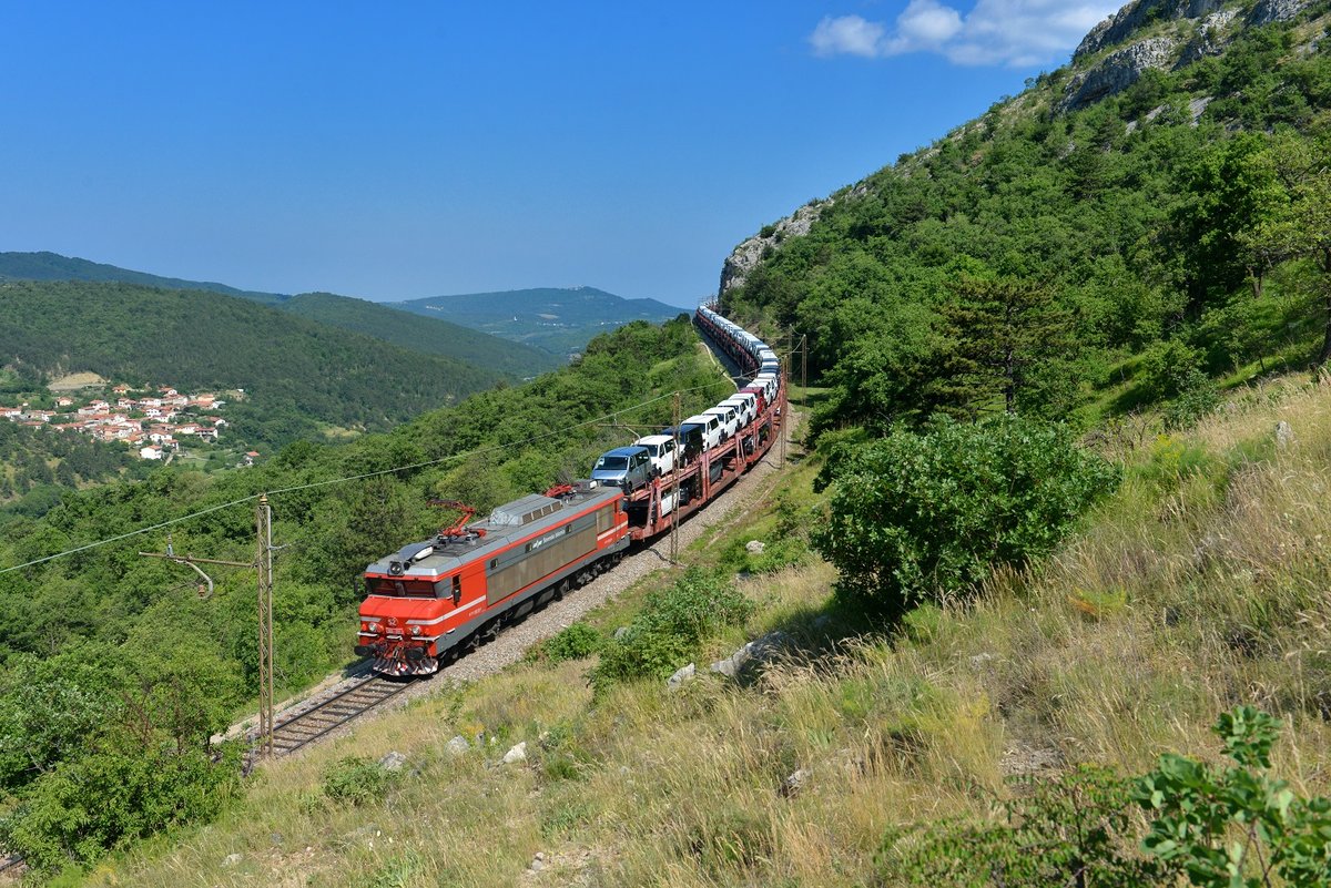 363 035 mit einem Autozug am 11.06.2015 bei Hrastovlje.
