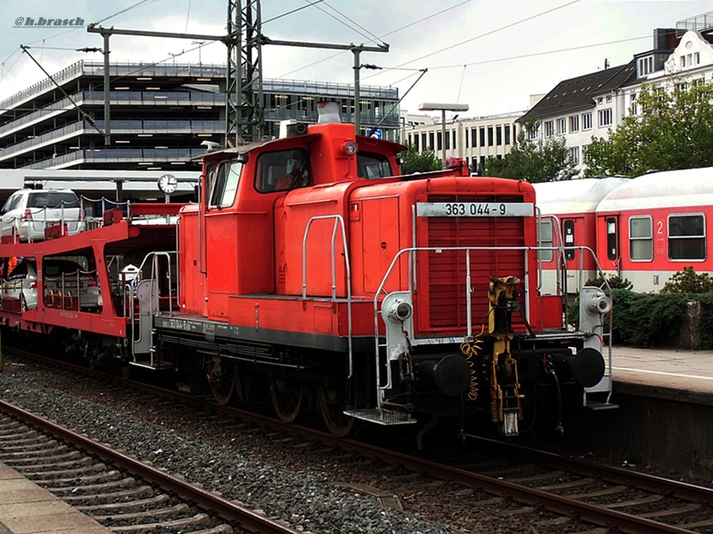 363 044-9 stand am 15.08.14 mit einen autozug im bhf hh-altona 