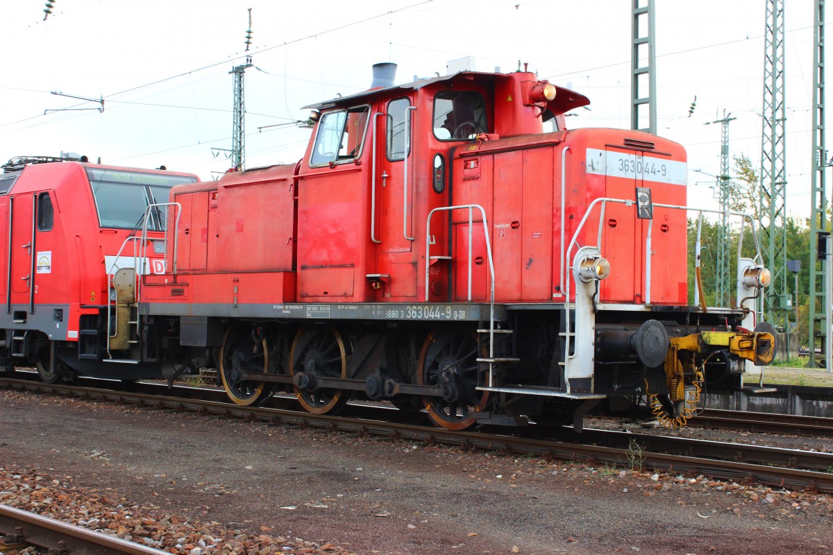 363 044-9, stellt am 16.10.2013 in Karlsruhe den RE in Richtung Offenburg bereit.