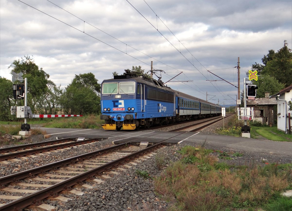 363 047-2 (CD Cargo) als R 608 Bílina fuhr am 30.09.15 durch Vokov. 