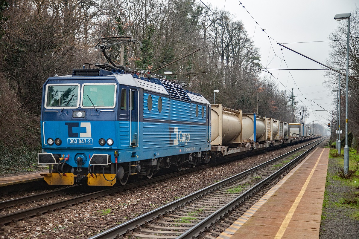 363 047 durchfährt am 12.01.2018 mit einen Güterzug die Haltestelle Bratislava Zelezna studienka.