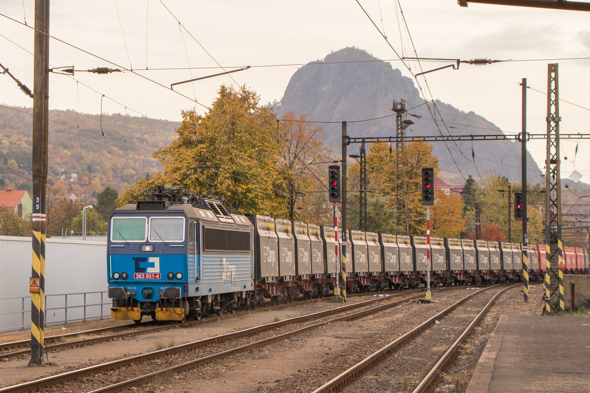 363 051-4 ist am 20. Oktober 2018 in Bilina unterwegs. 