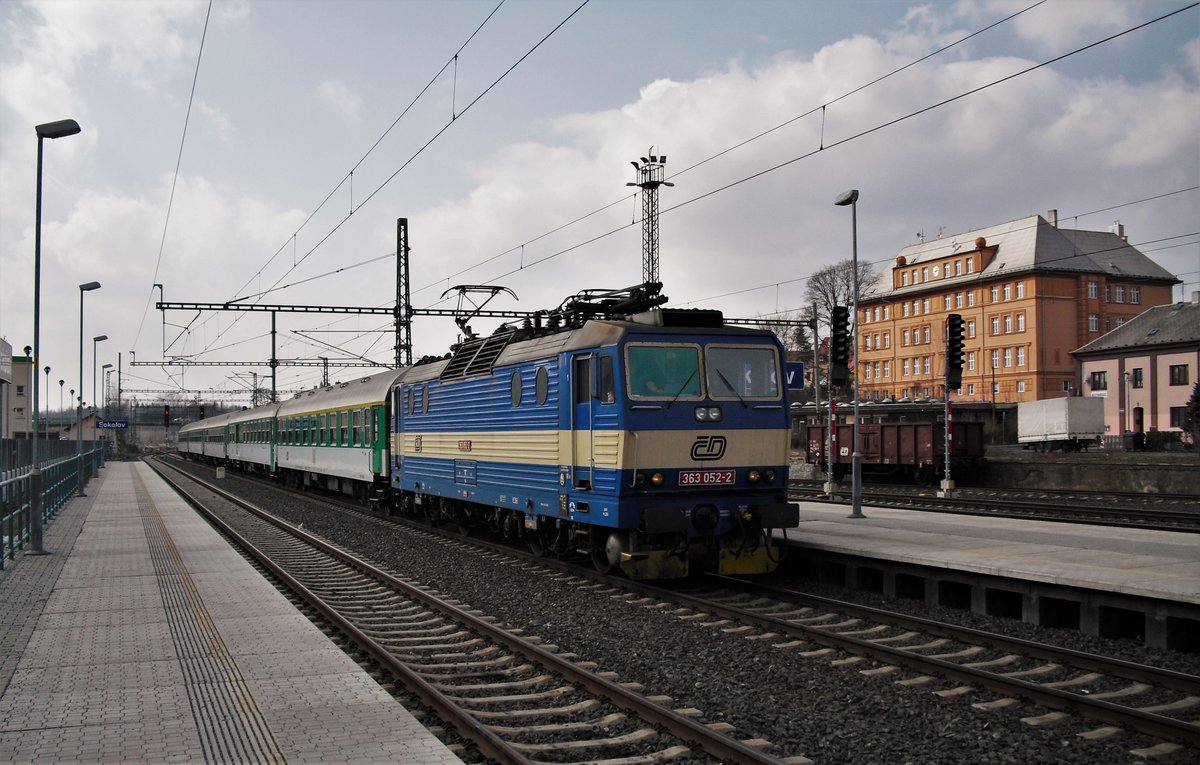 363 052-2 zu sehen am 27.03.11 mit einem Schnellzug in Sokolov.