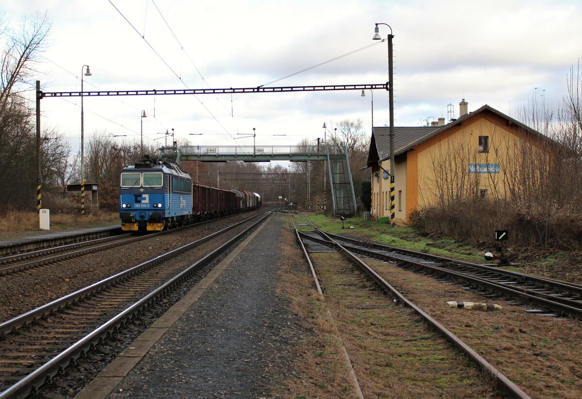 363 058 war am 20.12.21 mit einem Mischer in Nebanice zu sehen. Gruß zurück!