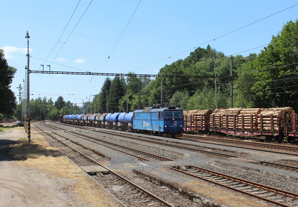 363 058 zu sehen mit einem Mischer am 25.06.24 in Kynšperk nad Ohří.