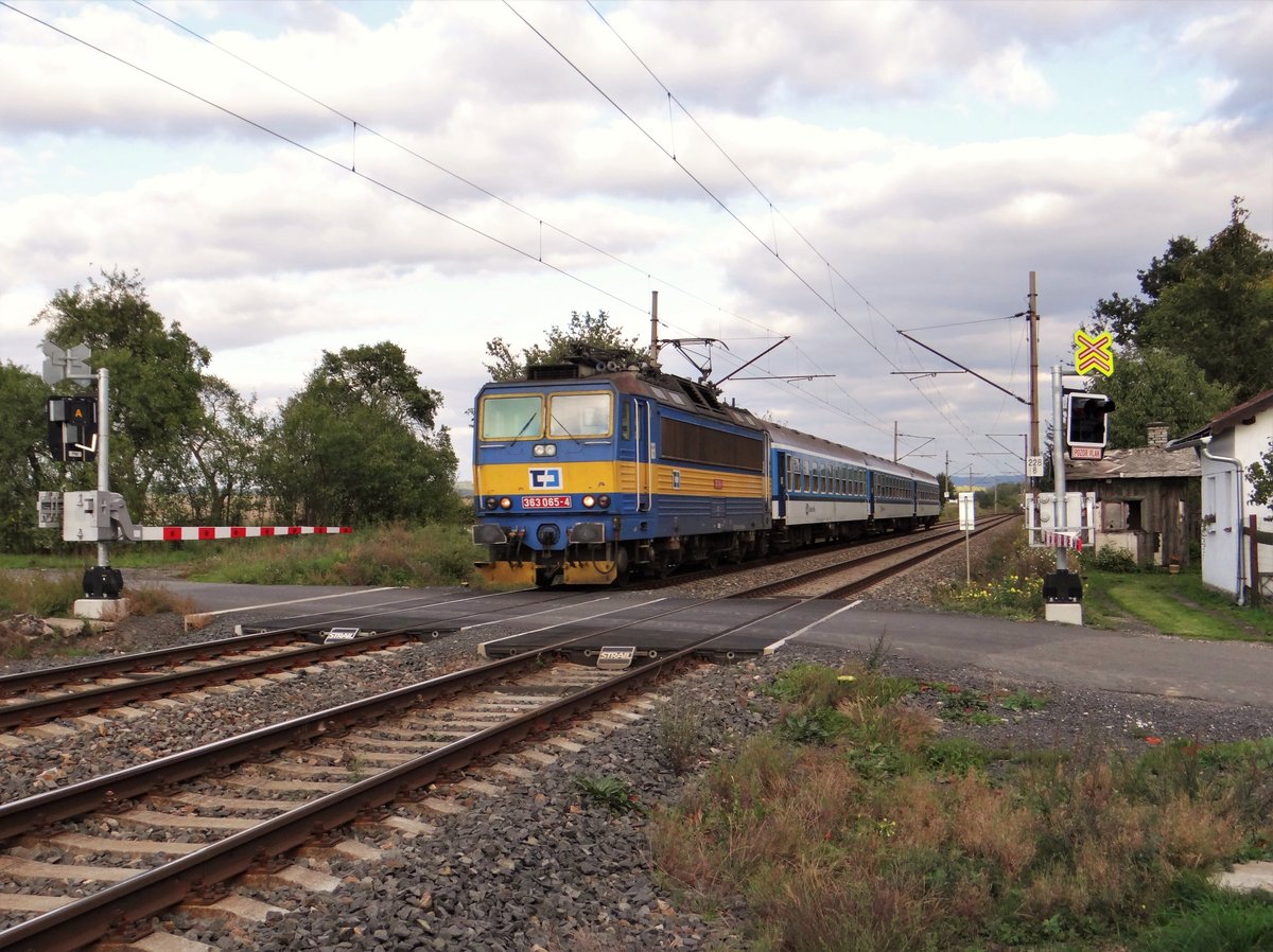 363 065-4 (CD Cargo) als Sp 1694 fuhr am 30.09.15 durch Vokov. 