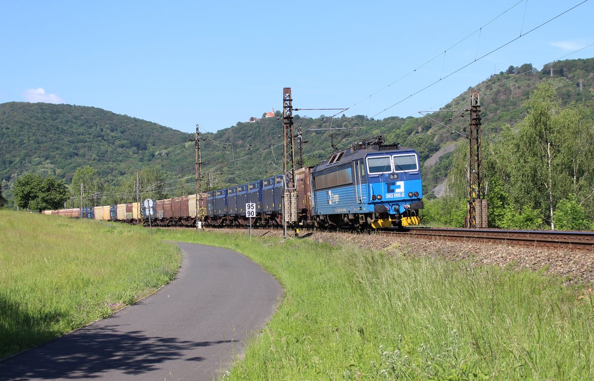 363 066-2 zu sehen am 02.06.19 bei Sebuzin.