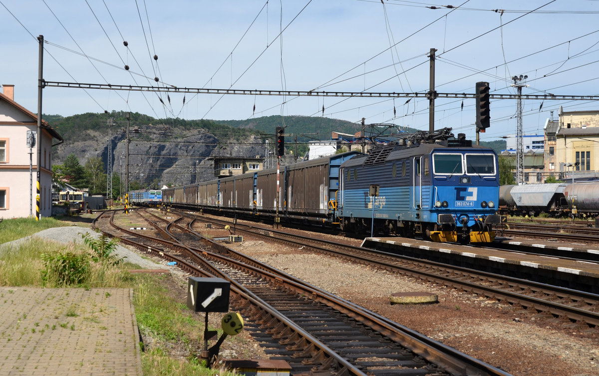 363 074 passiert auf dem Weg Richtung Litomerice am 14.06.19 den Bahnhof Usti n.L. Strekov.