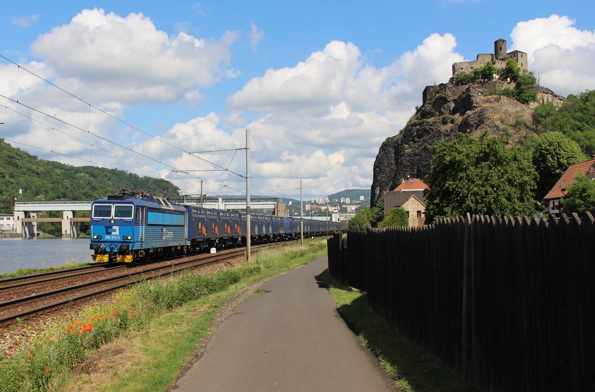 363 075-3 zu sehen mit einem Kohlezug am 06.06.22 in Ústí nad Labem-Střekov.