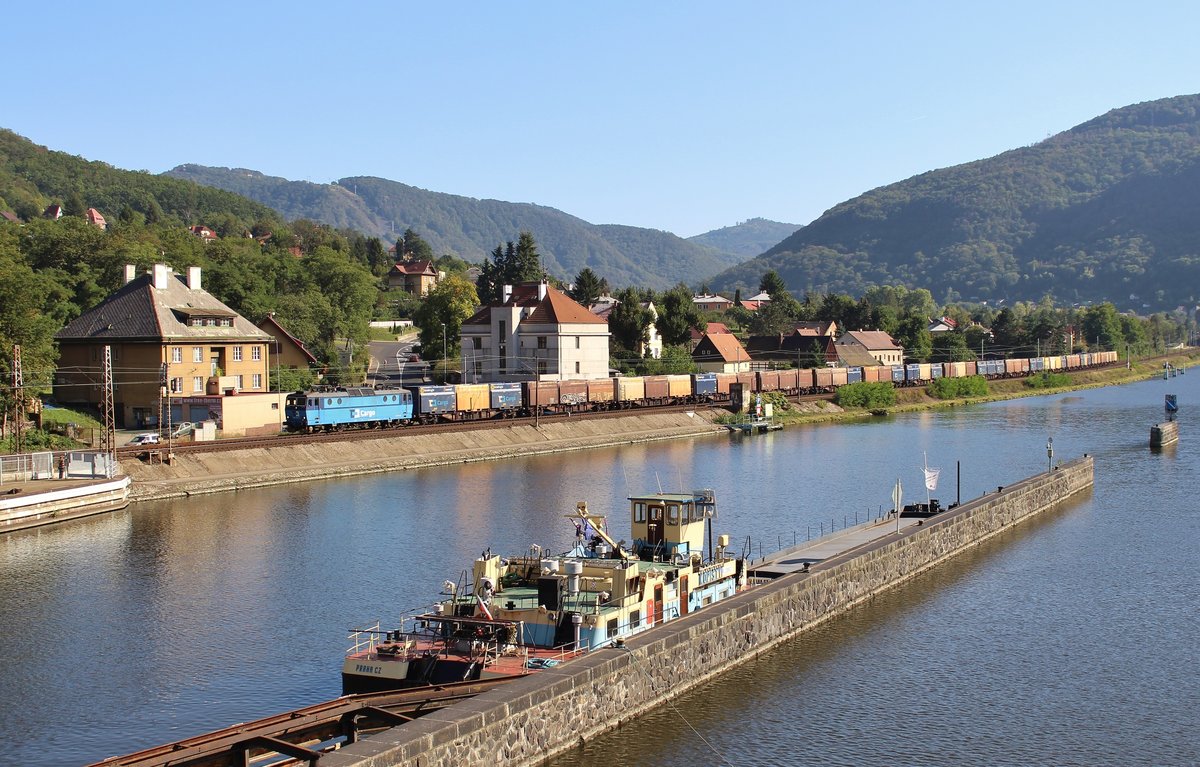 363 075 zu sehen am 21.09.19 in Ústí nad Labem-Střekov. Foto entstand von dem Fußgängerweg auf der Schleuse!