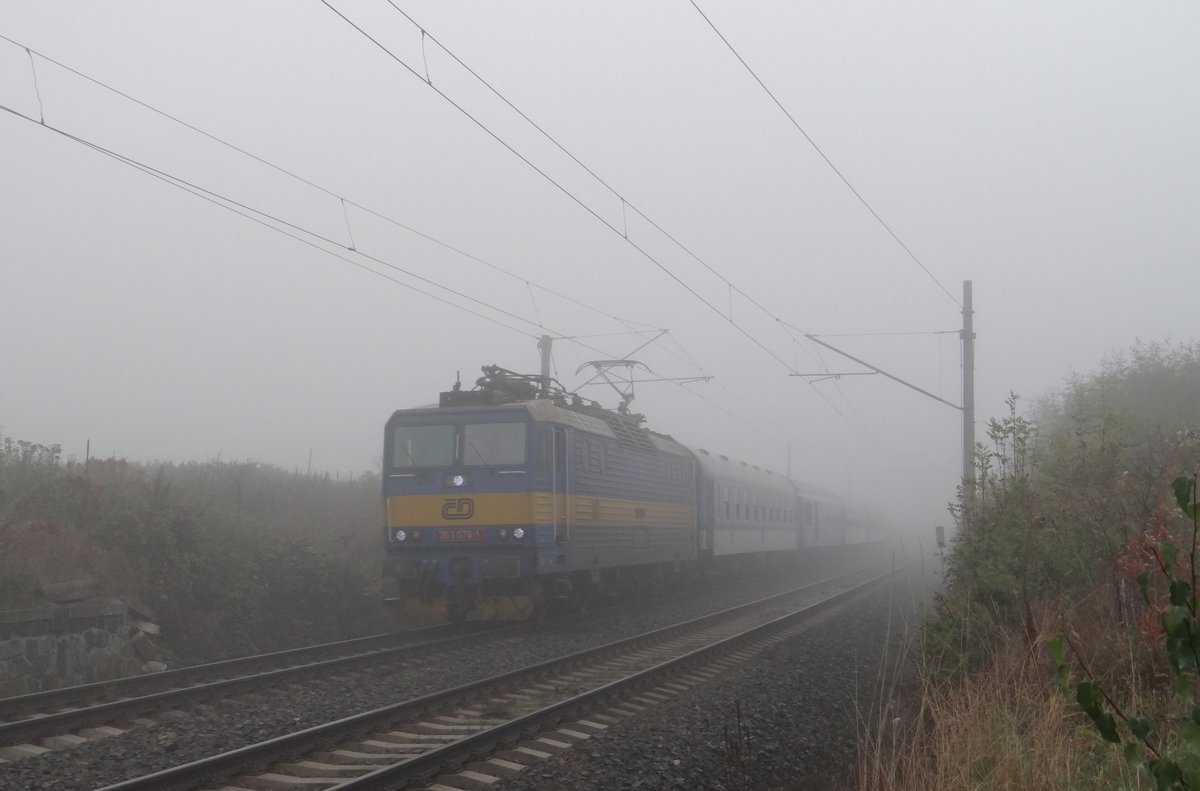 363 076-1 war am 08.10.13 mit einem Schnellzug zwischen Cheb und Tršnice zu sehen.