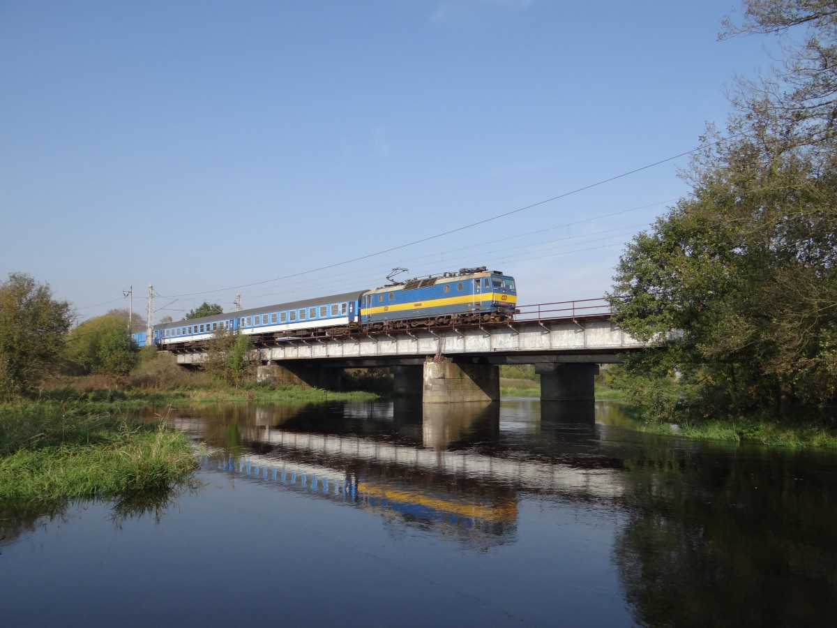 363 076 rollt am 08.10.13 mit dem Schnellzug durch Jindrichov Richtung Cheb.
