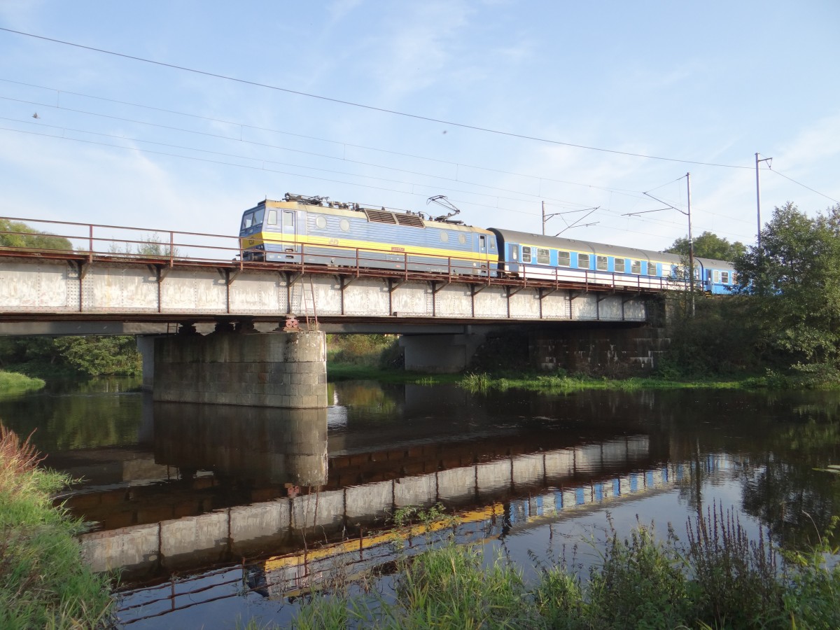 363 076 rollt am 08.10.13 mit dem Schnellzug durch Jindrichov. Aus Cheb kommend Richtung Prag. 