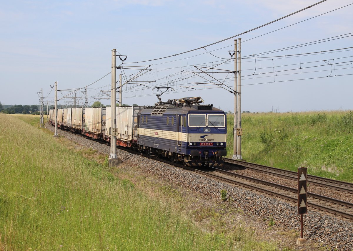 363 098-5 (ZSSK Cargo)zusehen am 13.06.20 mit einem Containerzug in Pardubice Opočínek.