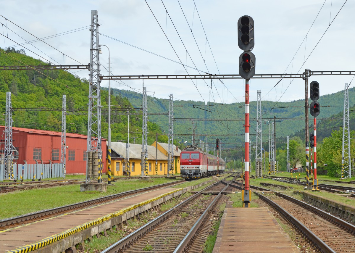 363 101-7 fährt mit Regionalzug Os 7812 Košice/Kaschau (13:27) – Poprad-Tatry/Deutschendorf (15:18) in Knotenbahnhof Margecany/Margareten (Kreis Göllnitz) ein; 11.05.2014 