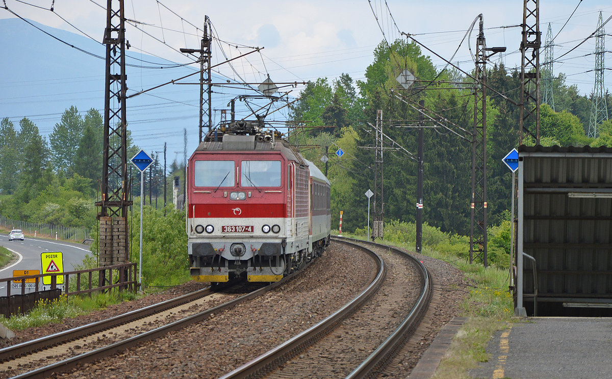 363 107-4 fährt mit Fernzug R 608 Spišan („Der Zipser“) Košice/Kaschau – Žilina/Sillein – Bratislava hl. st./Preßburg Hbf. (Richtung West) durch Bereich des Haltepunktes Liptovské Vlachy (Gem. Vlachy) in der Liptau. Abschnitt des Kaschau-Oderberger Bahns hier lauft parallel mit D1-Autobahn seit Bau der Liptauer Stausee (Liptovská Mara) zwischen 1965 – 1975; 21.05.2016 