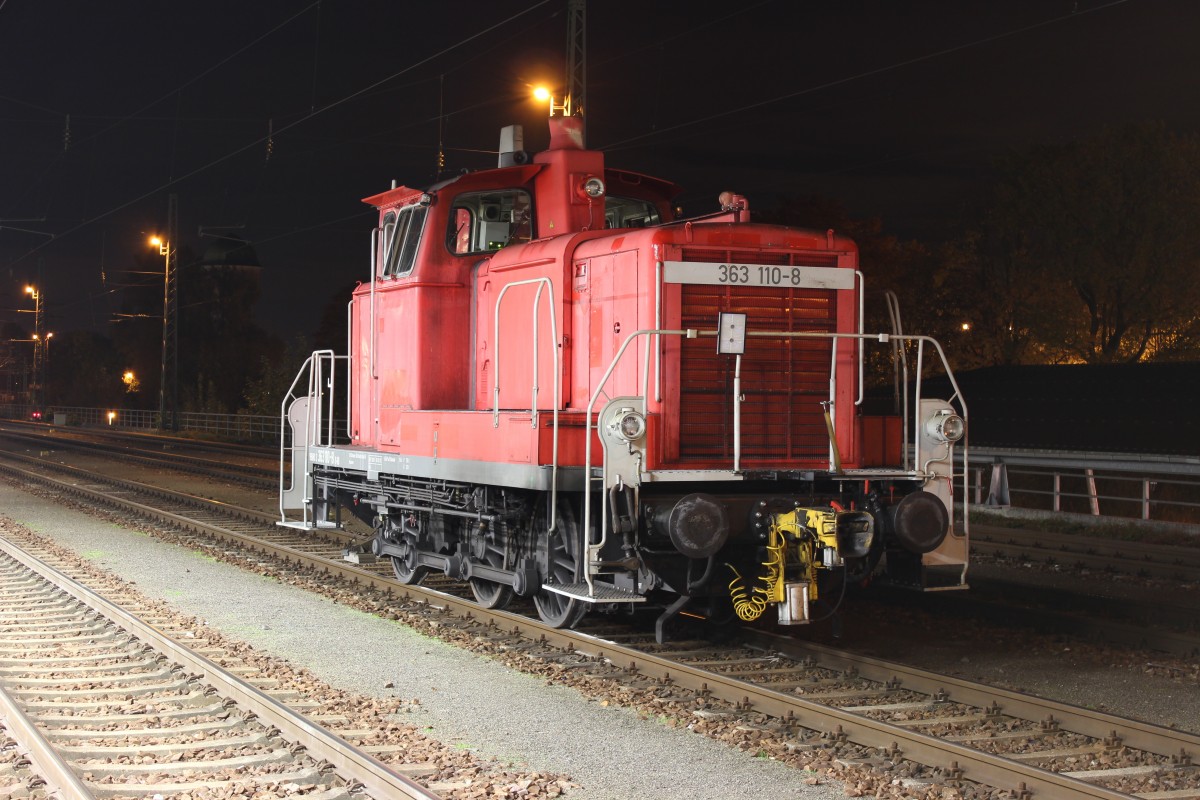 363 110-8 bernachtet auf dem Karlsruher Hauptbahnhof.