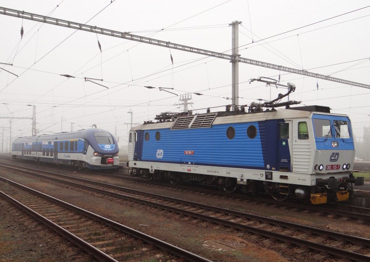 363 115-7 und 844 018-2 zusehen am 08.10.13 in Cheb.