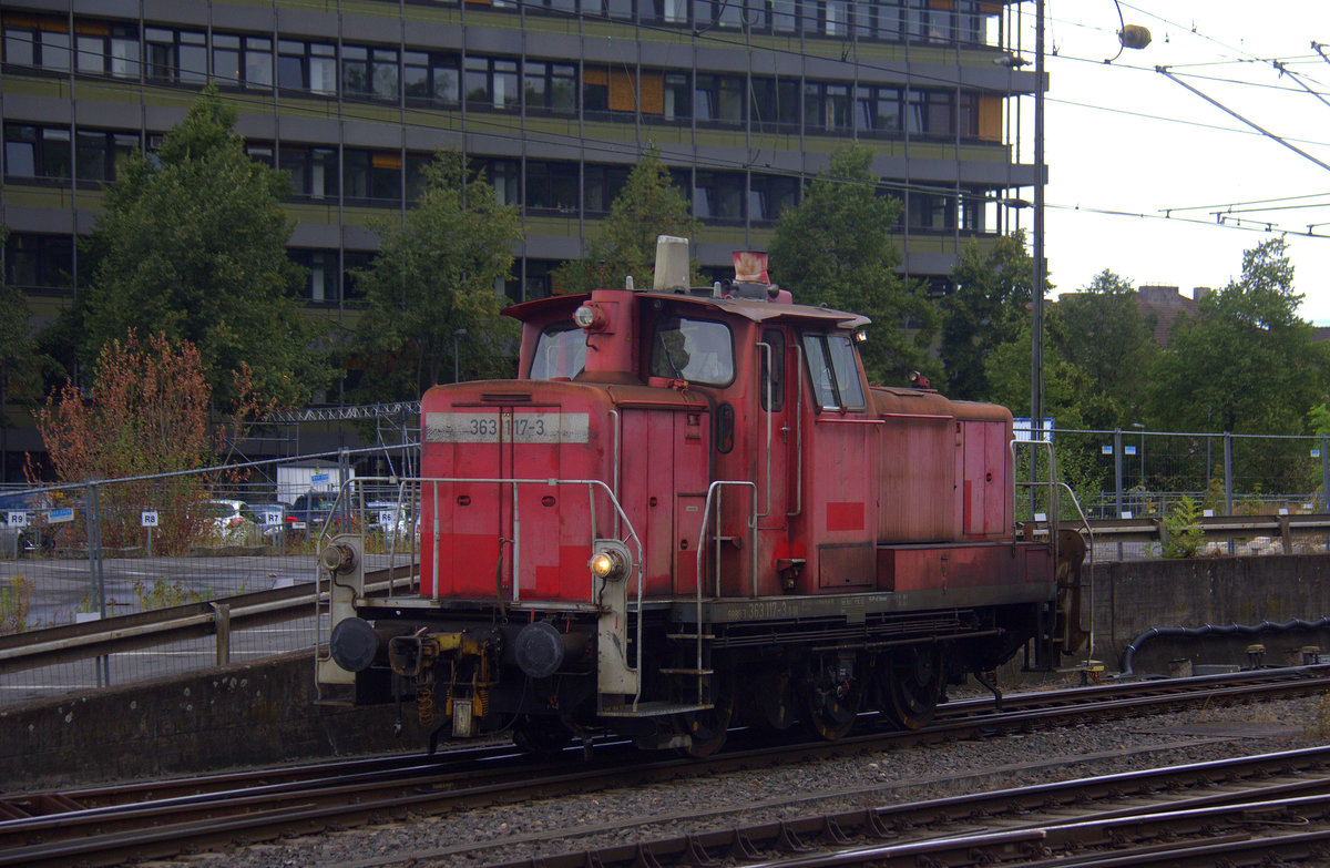363 117-3 DB rangiert in Aachen-Hbf. 
Aufgenommen vom Bahnsteig 6 vom Aachen-Hbf. 
Am Morgen vom 13.8.2018.
