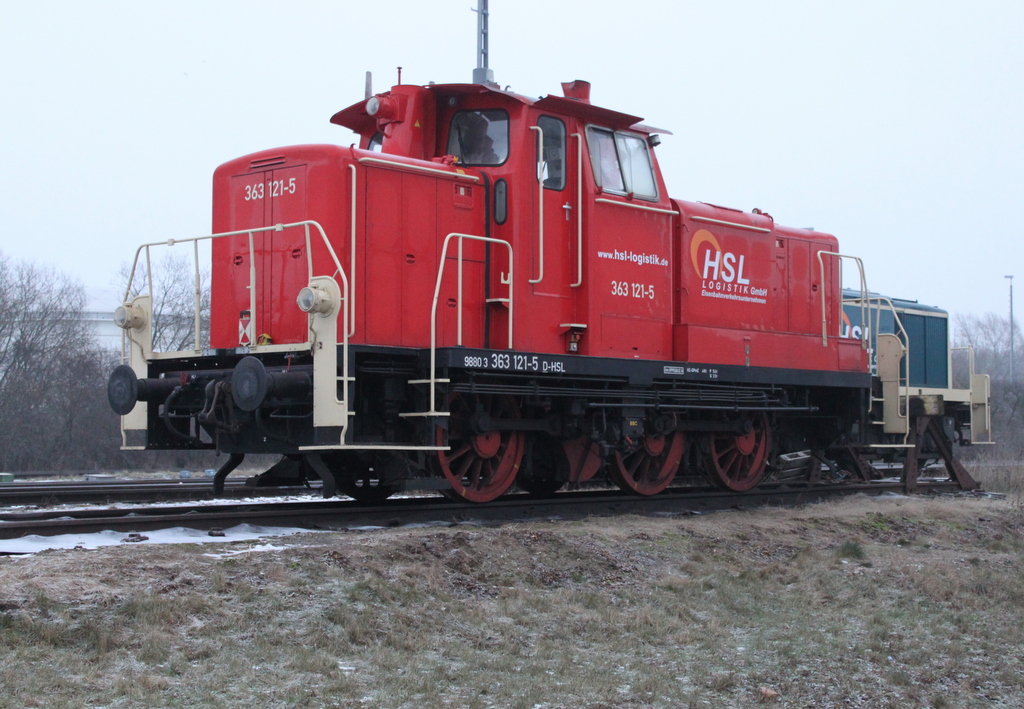 363 121-5 der Firma HSL Logistik GmbH(HSL)im Rostocker Seehafen abgestellt dahinter versteckte sich 290 189-0.10.01.2016