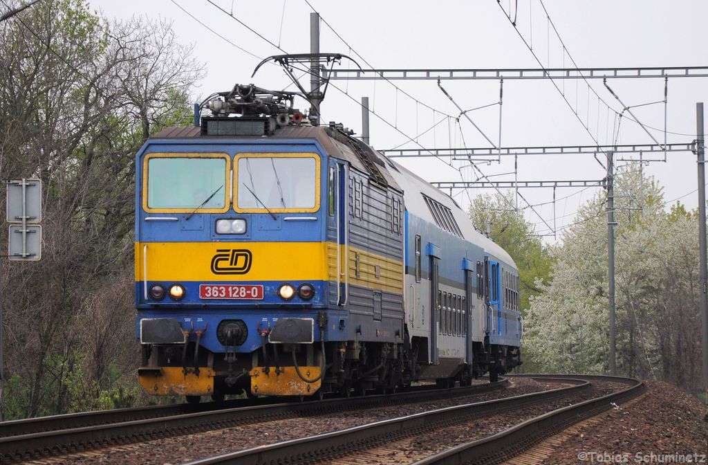 363 128 (CZ-CD 91 54 7 363 128-0) mit Os5909 von Kolín nach Havlíčkův Brod am 29.04.2013 bei Kolín