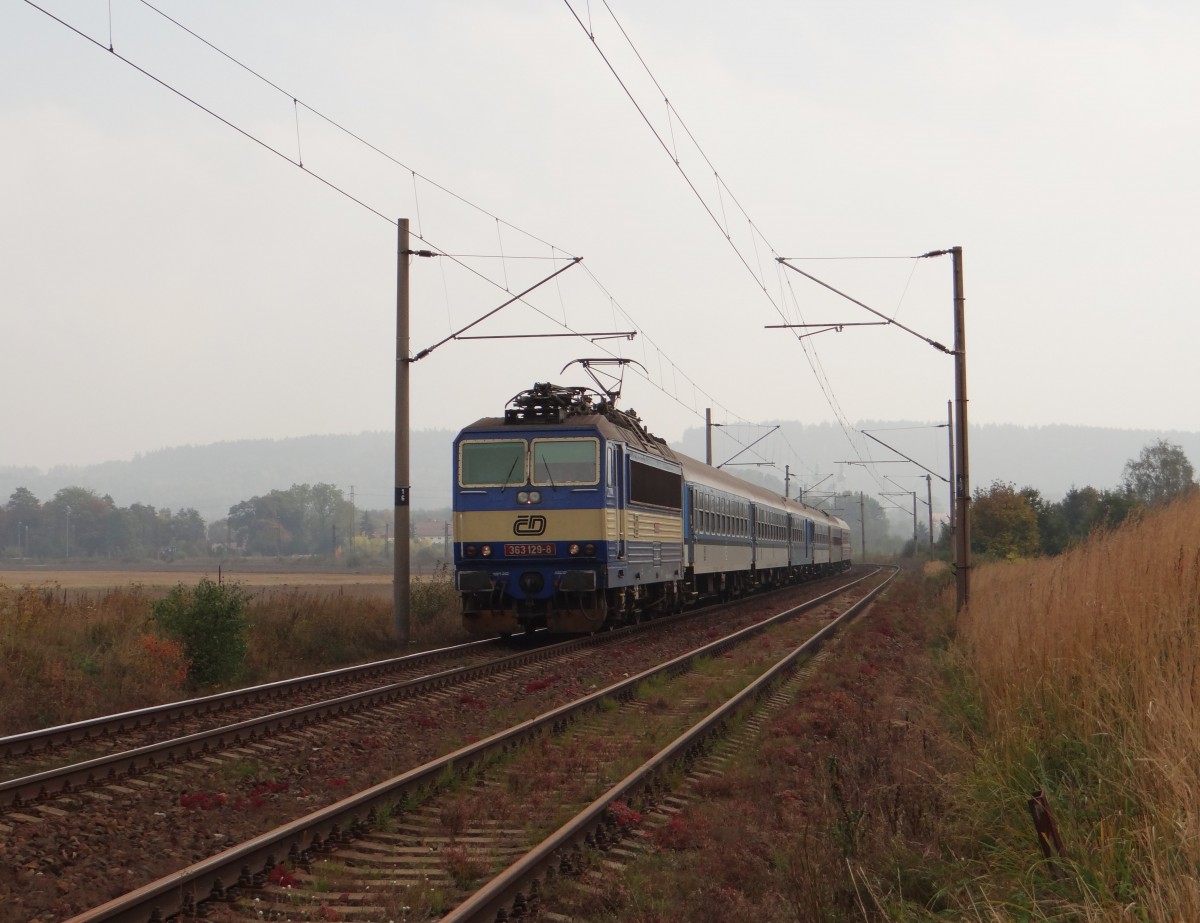 363 129-8 ist am 08.10.13 mit einem Schnellzug in Chotikov zusehen. Er kommt von Prag und fährt nach Cheb.