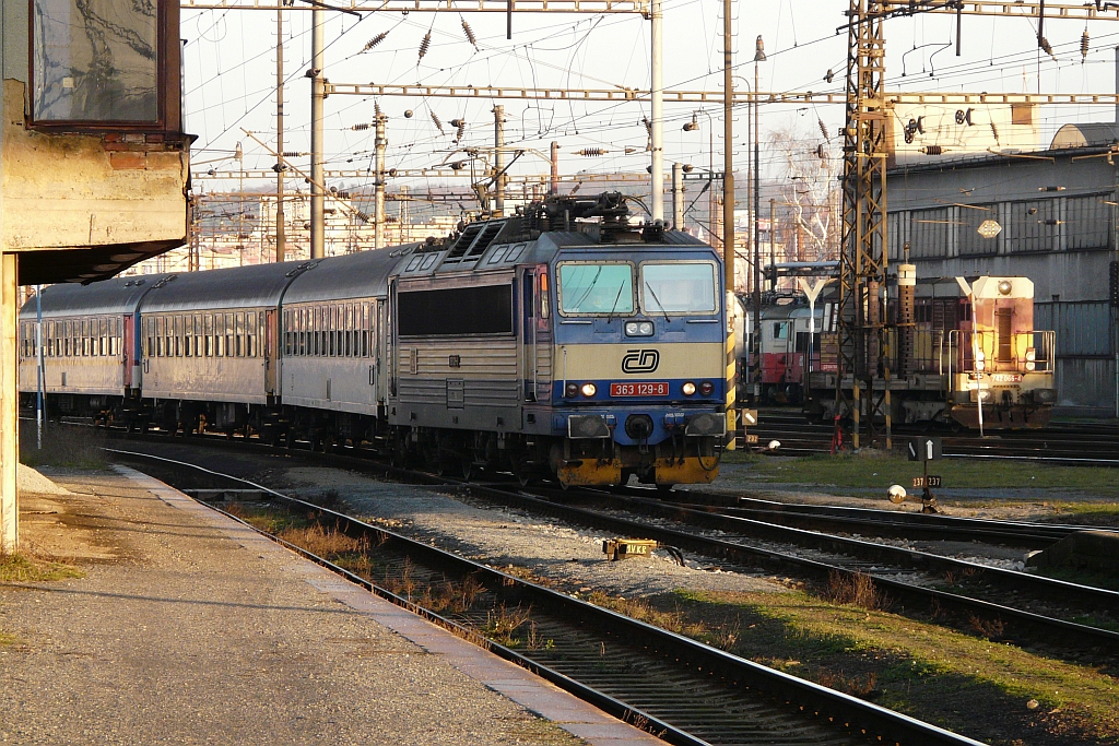 363 129-8 bei Einfahrt Hbf. Plzen (Pilsen), später Nachmittag am 29.12.2012.