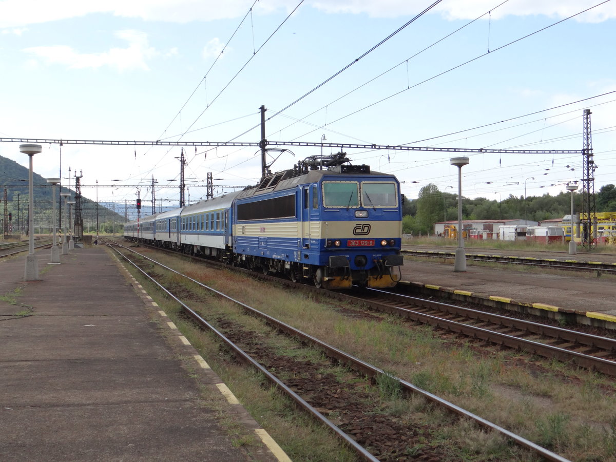 363 129-8 zu sehen mit einem Schnellzug am 24.08.14 in Most.