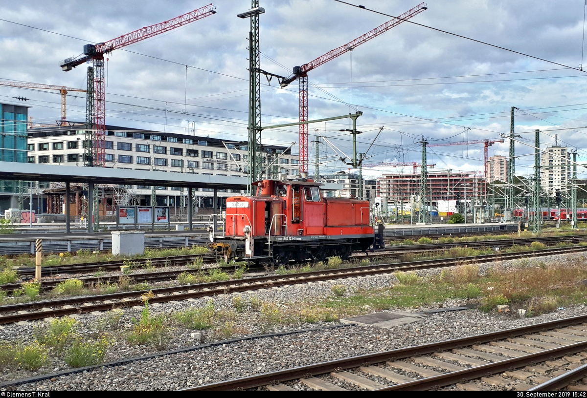 363 133-0 (DB V 60 1133) der BM Bahndienste GmbH rangiert im Gleisvorfeld von Stuttgart Hbf.
Aufgenommen vom Bahnsteig 13/14.
(Smartphone-Aufnahme)
[30.9.2019 | 15:42 Uhr]