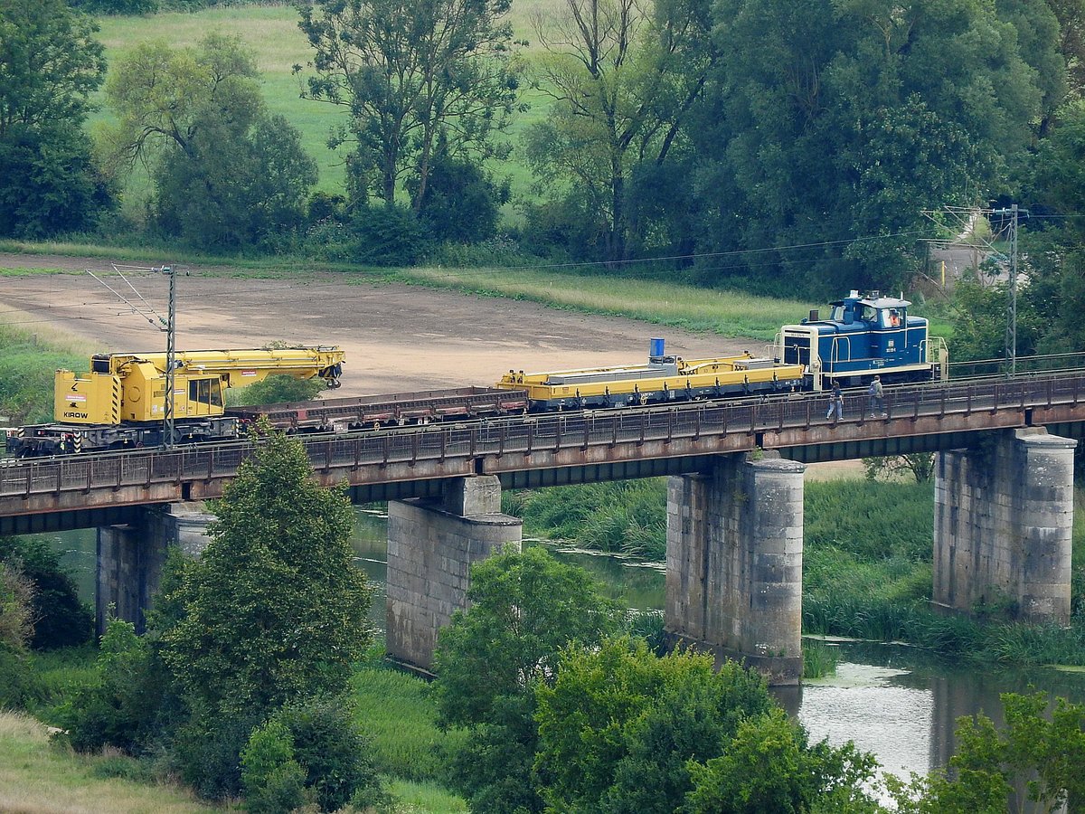 363 135-5 zieht einen Kranwagen samt Equimpent über die Wöritz in Richtung Bhf. Harburg;200814