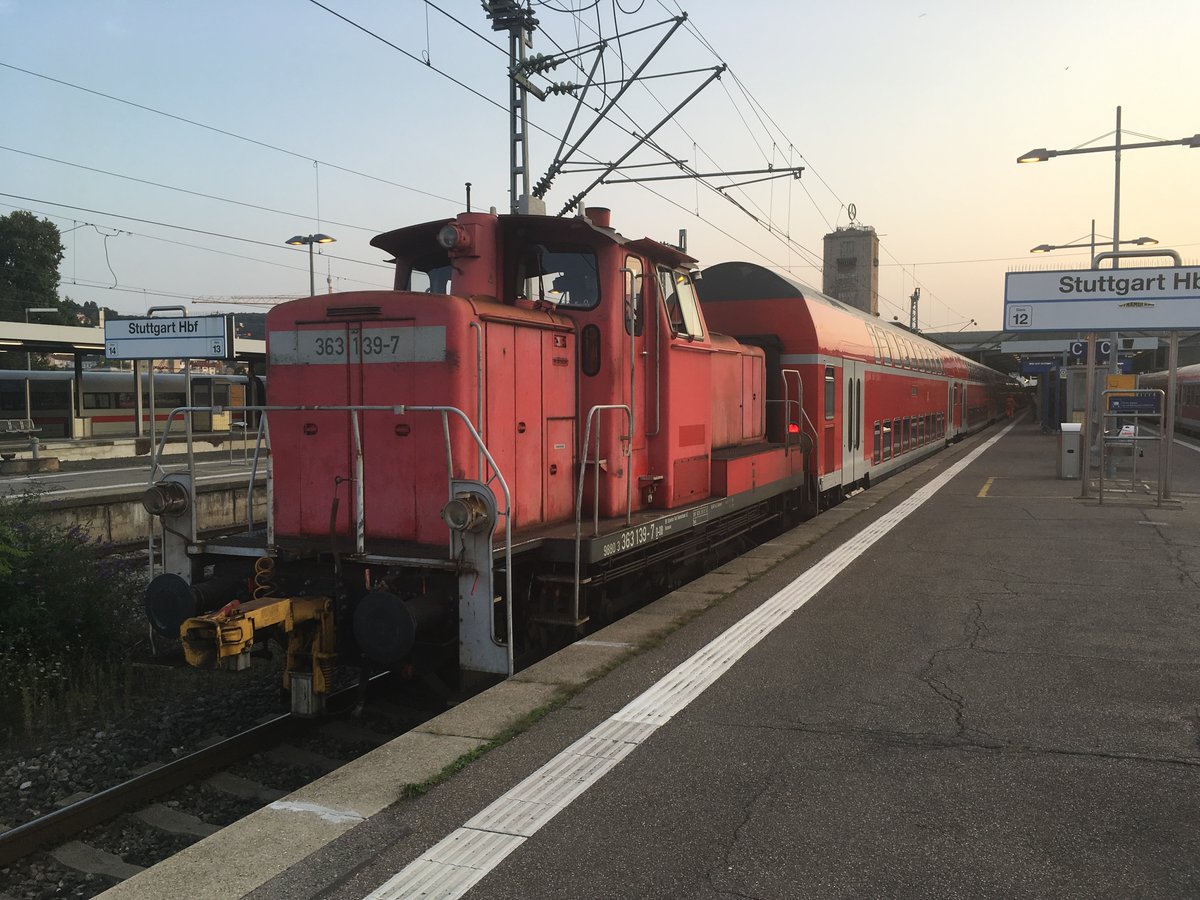 363 139 kam am 08.09.17 in den Stuttgarter Hbf eingefahren um eine DoSTo Garnitur in Richtung Betriebswerk zu schleppen.