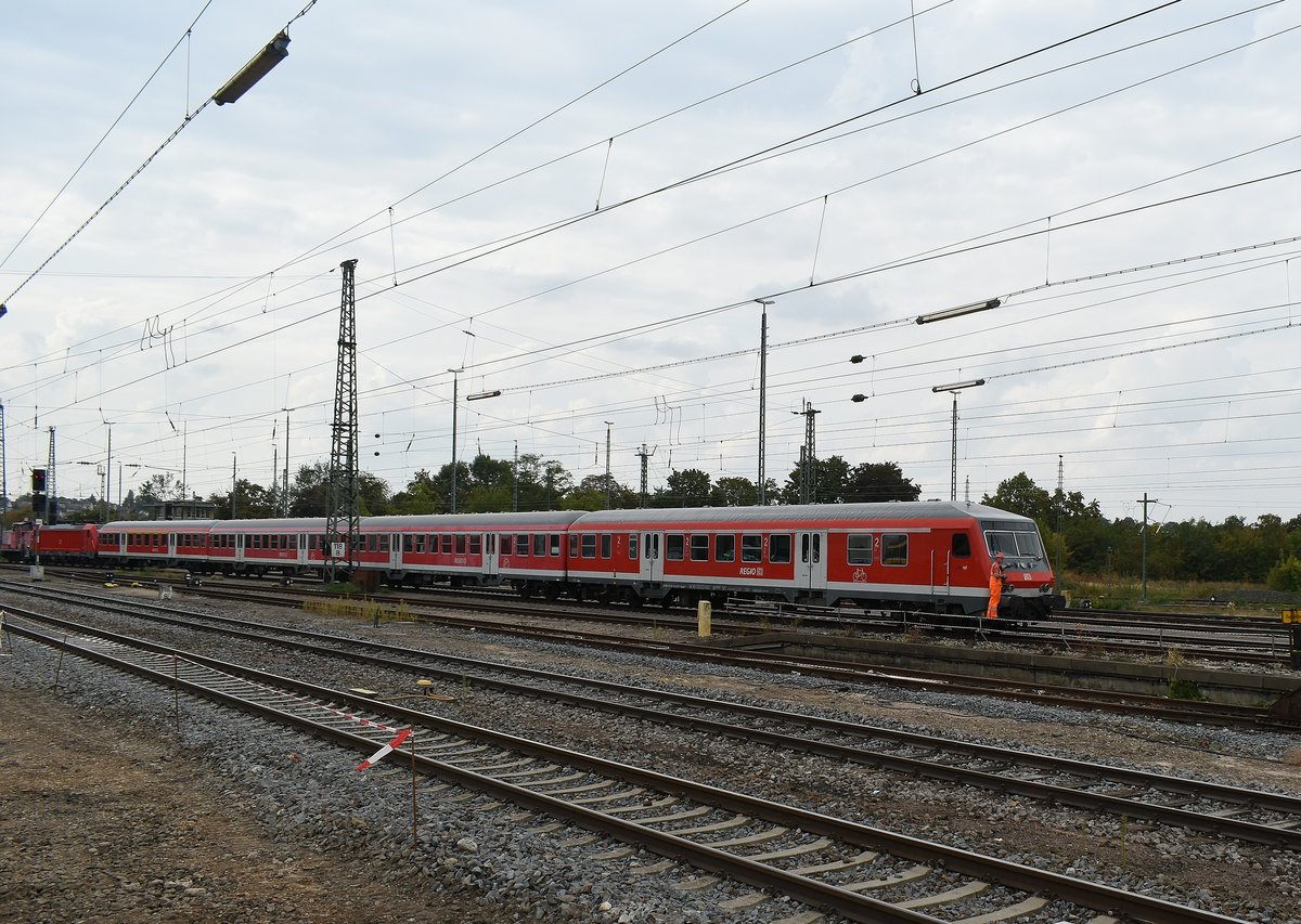 363 141-3 schiebt hier die frisch gewaschene 147 001 samt ihrem N-Wagenzug mit Wittenberge-Steuerwagen wieder in die Abstellung in Heilbronn zurück am Donnerstag den 6.9.2018 
