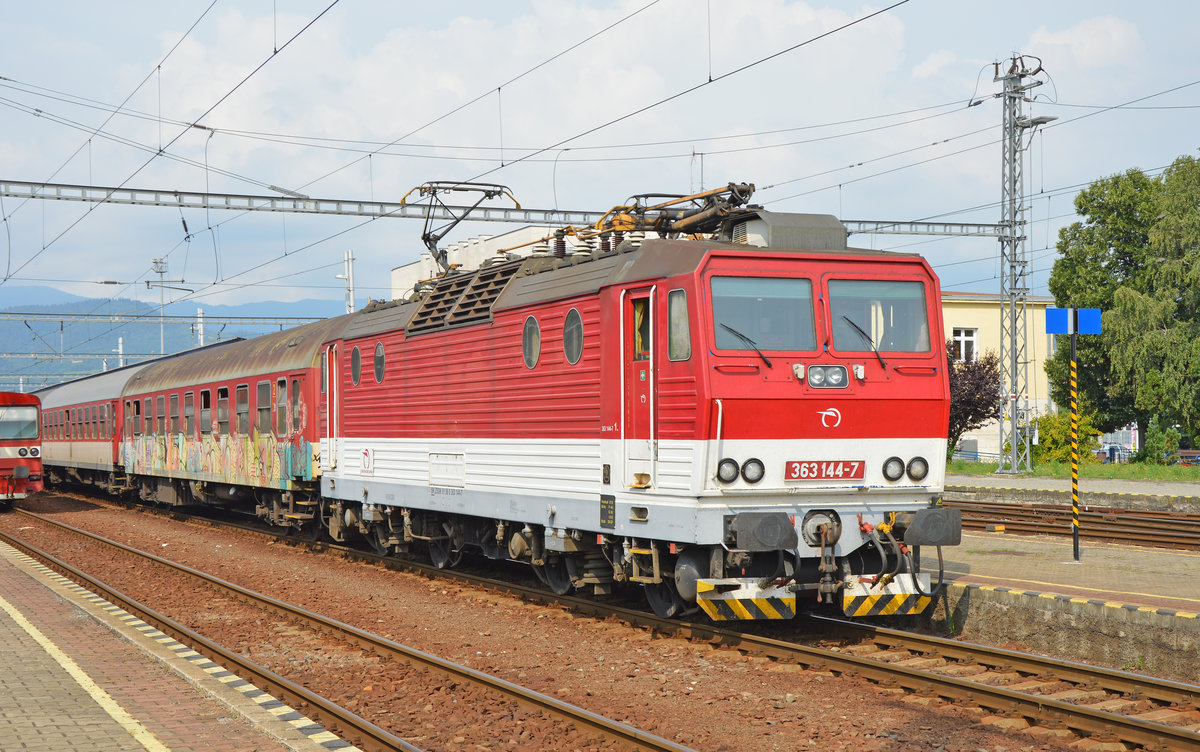 363 144-7 mit Fernzug R 831 „Tajov“ Bratislava hl. st./Preßburg Hbf. (06:01) – Šurany – Zvolen os. st./Altsohl Persbf. – Banská Bystrica/Neusohl (09:25) nach Ankunft in den Zielbahnhof mit Verspättung 15 Min.; 24.07.2016