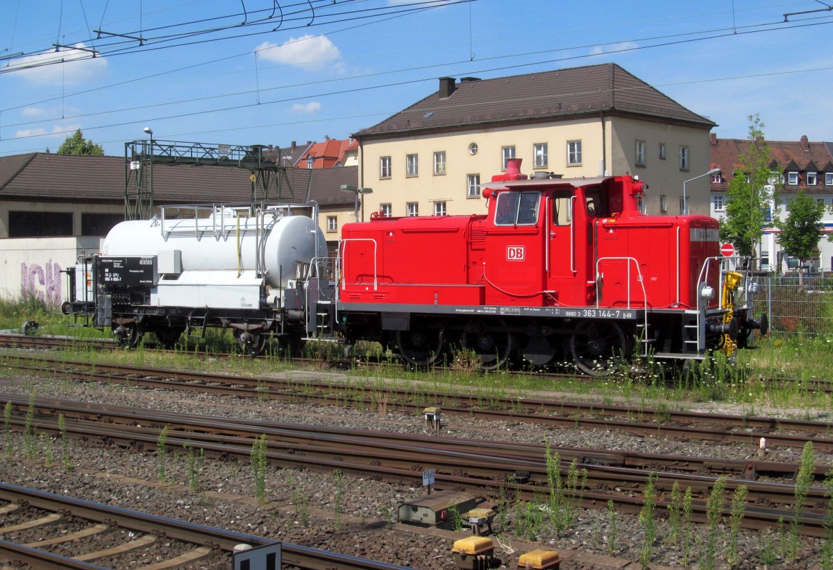 363 144-7 steht am 18. Juli 2014 mit einem Spritzwagen im Bahnhof Bamberg abgestellt.