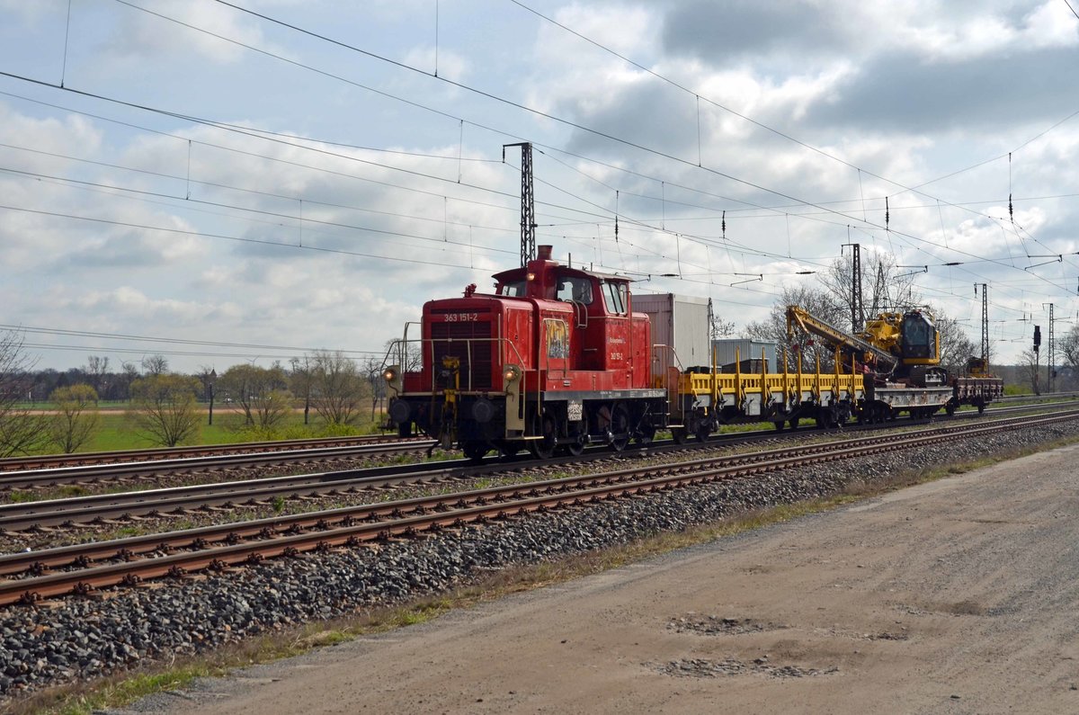 363 151 der RP Railsystems war am 13.04.21 mit einem Kran unterwegs Richtung Seddin. Hier rollt das Dreibein über´s Gegengleis durch Saarmund.