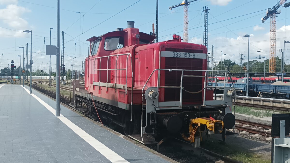 363 153-3 abgestellt am 20.8.21 in Karlsruhe Hbf 