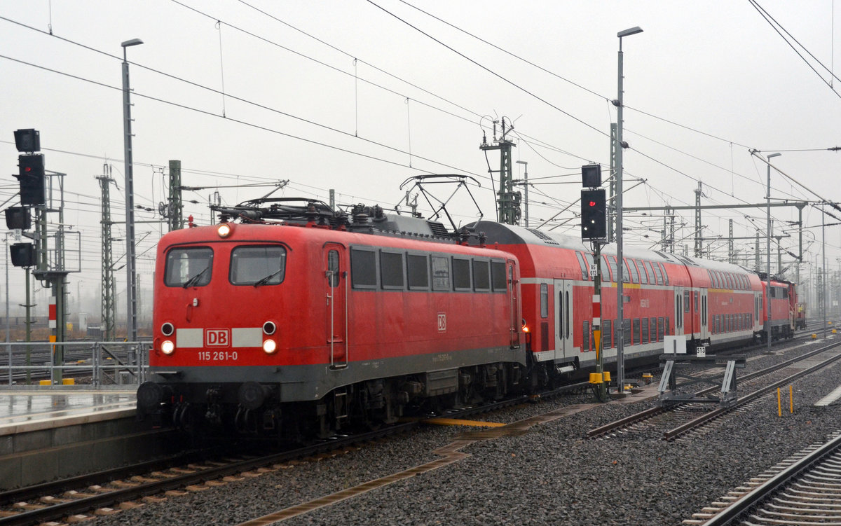 363 170 zieht am 21.12.17 den aus Berlin gekommenen Pbz 2467 als Rangierfahrt durch das Gleisvorfeld des Leipziger Hbf. In Leipzig wird der Zug zum Pbz 2487 nach München neu zusammengestellt. 