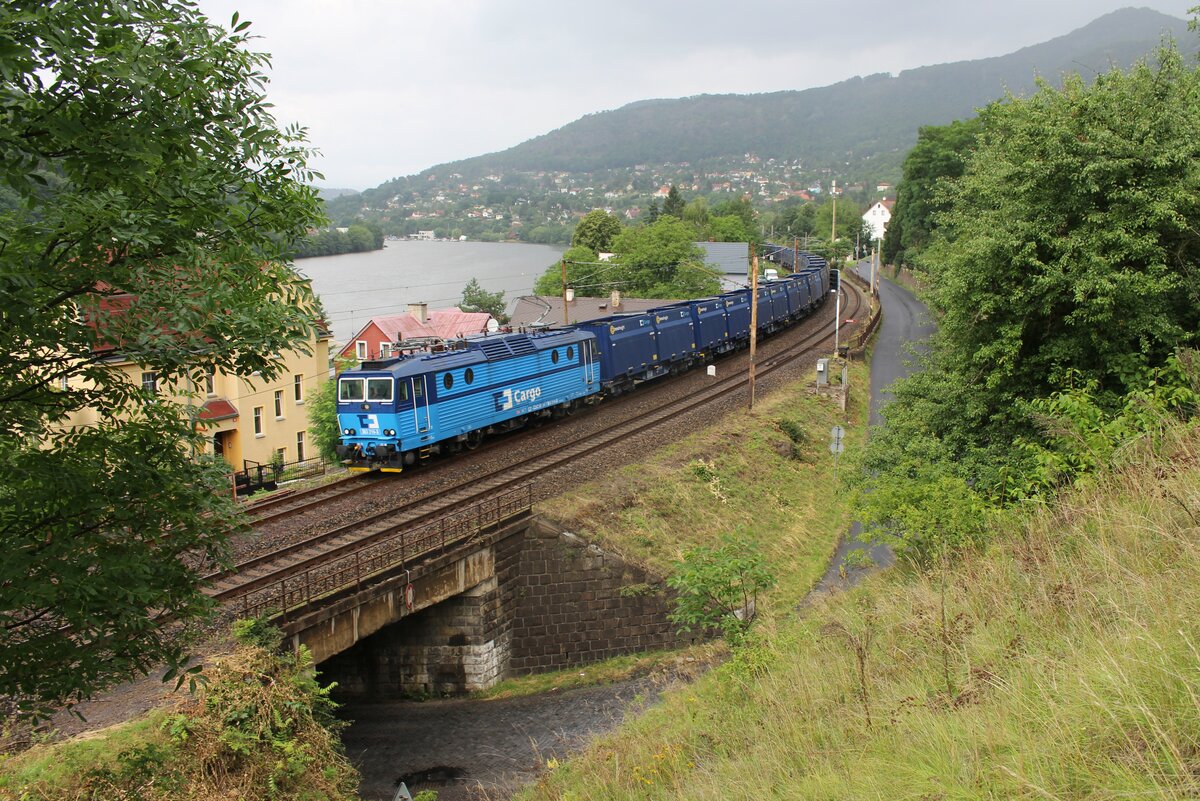 363 216-3 zu sehen mit einem Kohlenzug am 09.07.22 in Brná nad Labem. 