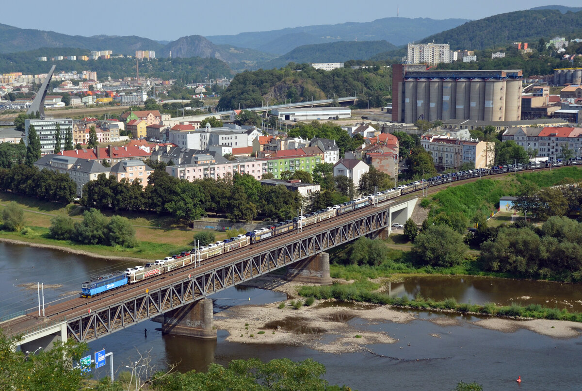 363 217 der CD Cargo schleppte am 31.08.24 einen STVA-Autozug über die Labebrücke in Usti n.L. in Richtung Zapad. Von der Vetruse aus fotografiert.