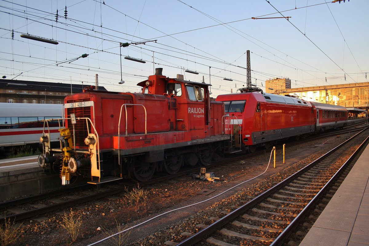 363 439-1 rangiert am 13.8.2017 mit 101 104-8 und einem Wagen des München-Nürnberg-Express im Münchener Hauptbahnhof.