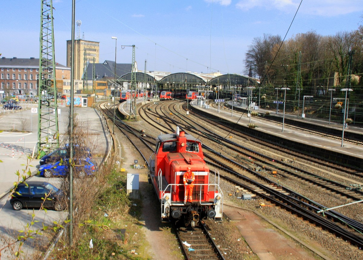 363 441-7 DB rangiert in Aachen-Hbf.
Aufgenommen von der Burtscheider Brücke in Aachen-Hbf bei schönem Frühlingswetter am 28.3.2014.