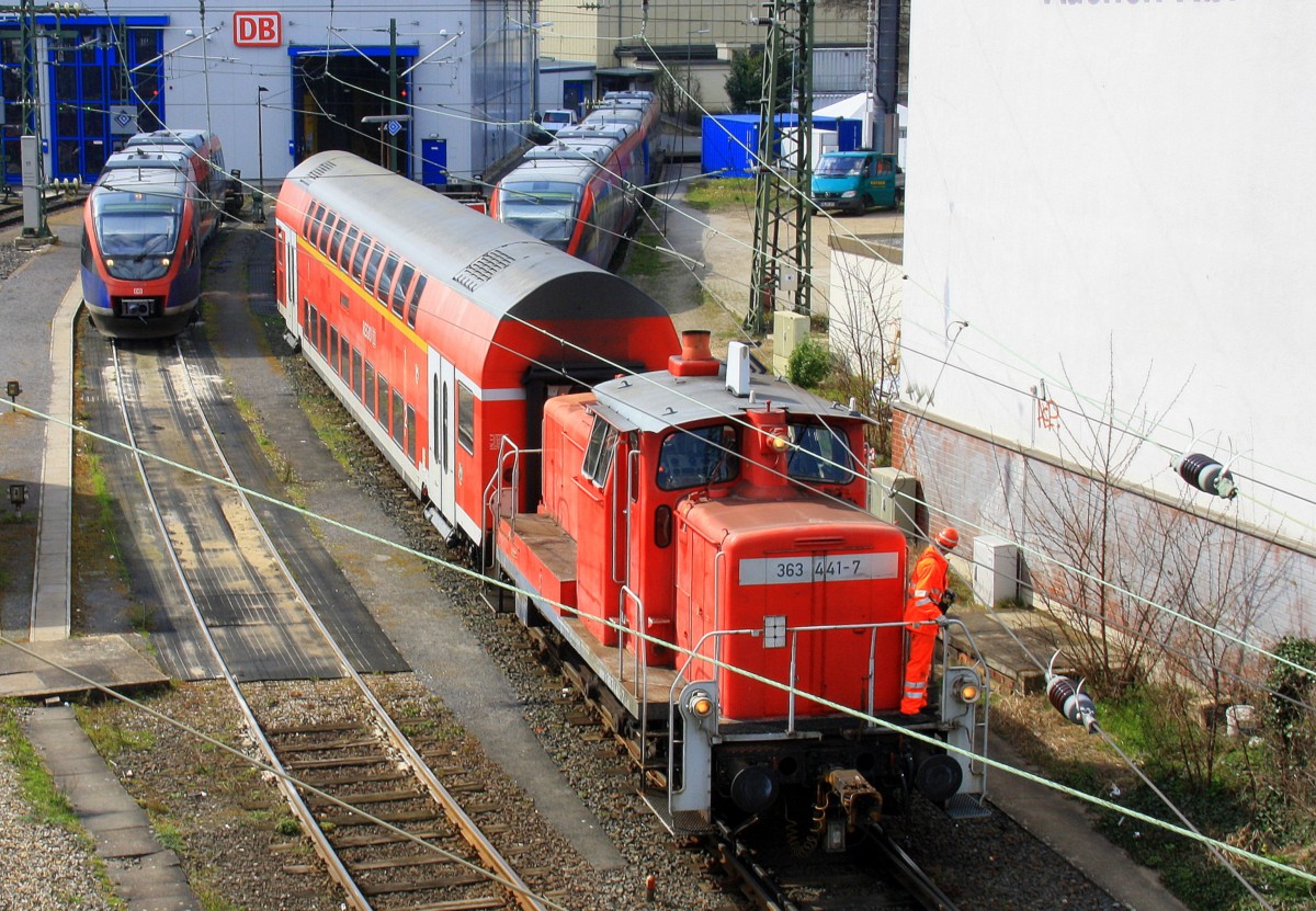 363 441-7 DB zieht einen Doppelstockwargen aus Bahnwerk Aachen-Hbf. Aufgenommen von der Burtscheider Brücke bei schönem Frühlingswetter am 28.3.2014.