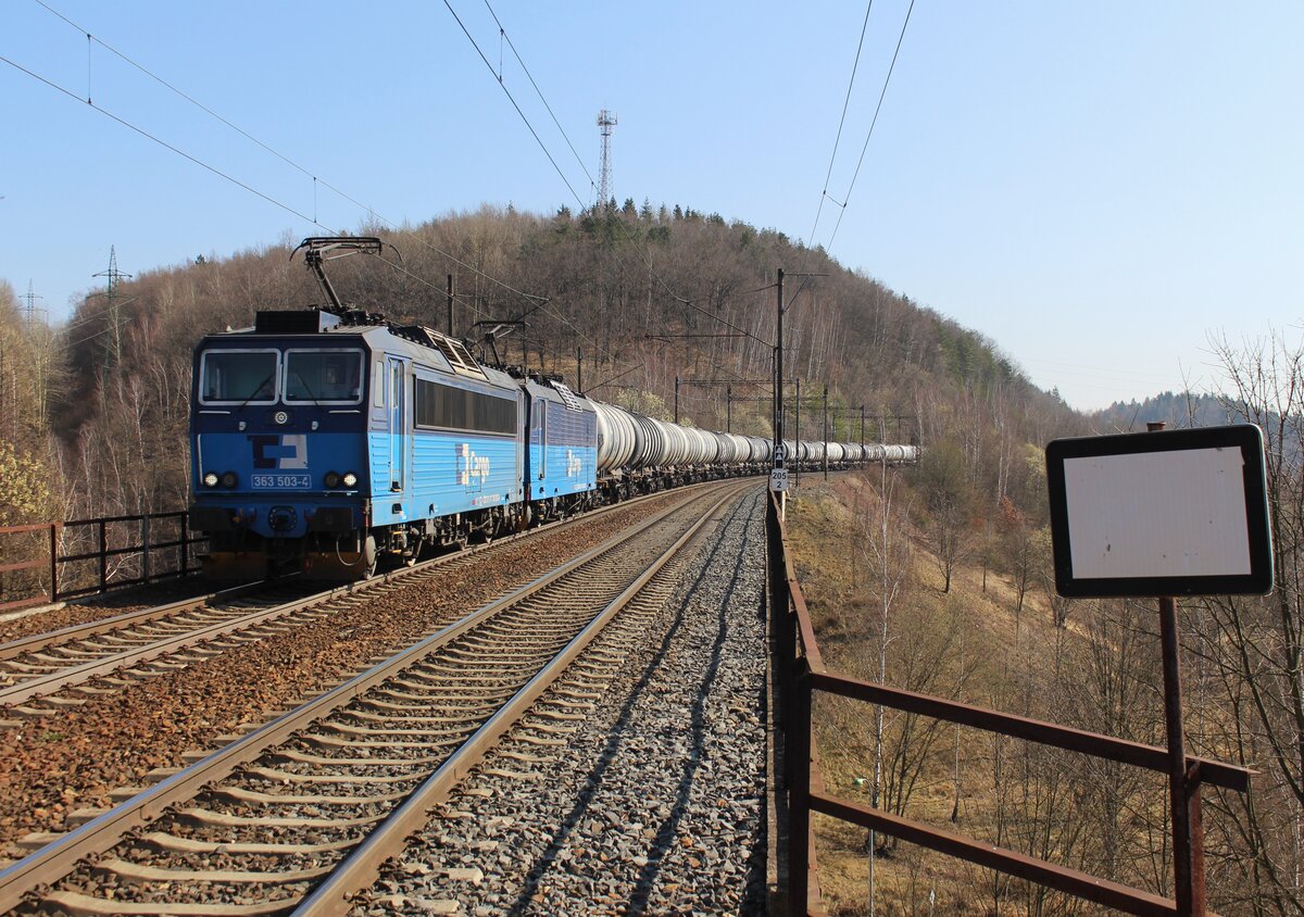 363 503-4 und 363 513-3 mit einem Kesselzug zu sehen am 28.03.22 in Královské Poříčí. Foto entstand vom Bahnsteigende!