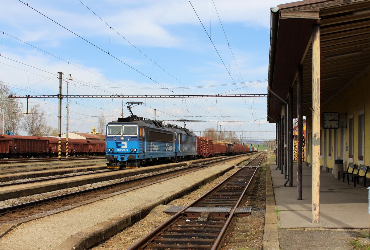 363 507-5 und 363 520-8 zu sehen am 12.04.18 mit einem Holzzug in Tršnice.