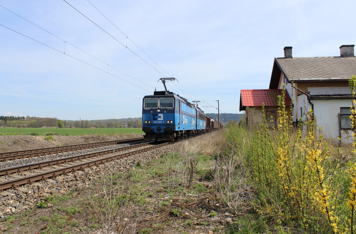 363 509-1 und 363 522-4 zu sehen am 29.04.15 in Chotikov. Gruß an den freundlichen Tf.