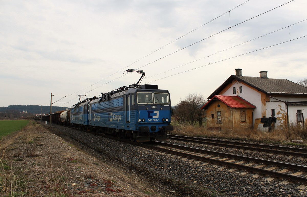 363 509 und 363 511 fuhren am 11.04.15 durch Chotikov.