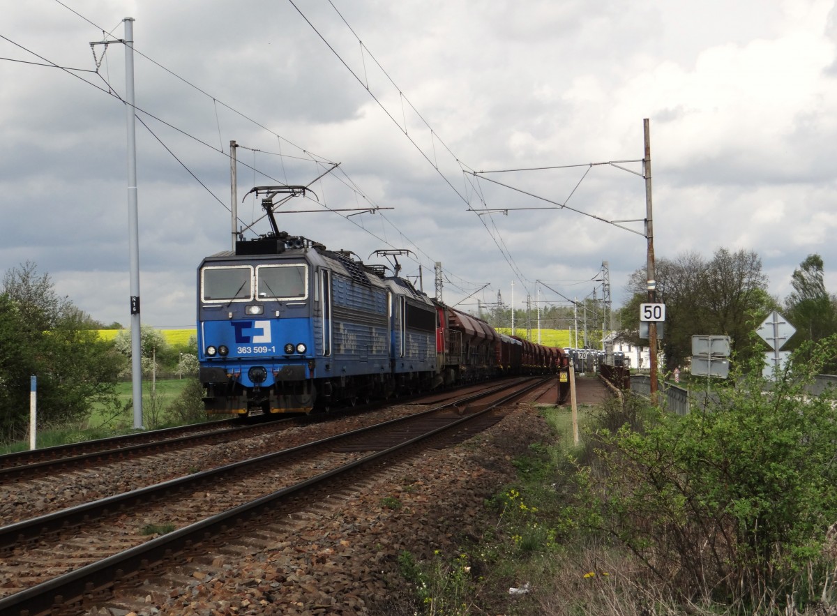 363 509, 363 xxx und 742 350-2 hier am 06.05.15 zu sehen in Jindřichov.